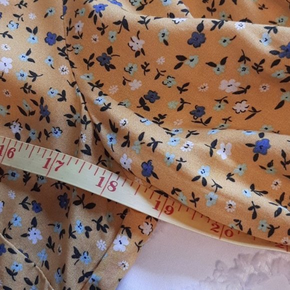 Levi's blouse. size Medium. Wrap style Tie front Yellow and white design - Picture 8 of 13